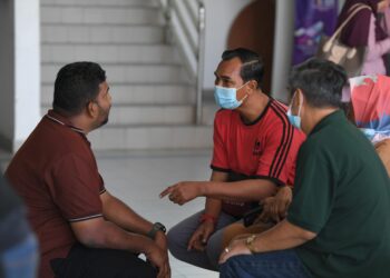 Vincent (kiri) dan Mohd. Suhaimy Abd Talib (tengah) dihadapkan ke mahkamah atas pertuduhan bersama-sama memiliki 29,900 liter diesel tanpa lesen di Mahkamah Sesyen Sungai Petani. - UTUSAN/ SHAHIR NOORDIN