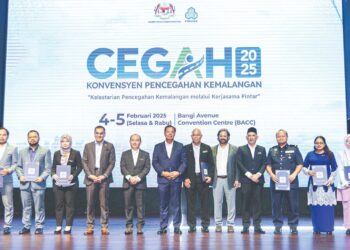 Abdul Rahman Mohamad (enam, kiri) pada Majlis Perasmian Konvensyen Pencegahan Perkeso dan Penyerahan Geran Bantuan Kewangan Perkeso kepada Institusi dan Badan-Badan NGO 2025 serta Pelancaran Ops Cegah 2025 di Pusat Konvensyen Bangi Avanue, semalam. – UTUSAN/ISKANDAR ISHAK