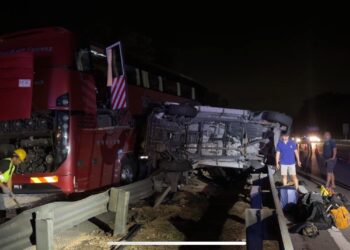 KEADAAN nahas membabitkan lima buah kenderaan termasuk sebuah motosikal di Kilometer 232.1, Lebuhraya Utara-Selatan, (arah utara) Rembau tengah malam tadi.