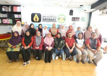 PENULIS bersama rombongan UIAM di Warung Makan Sahabat di Jalan Chow Kit, Kuala Lumpur baru-baru ini.