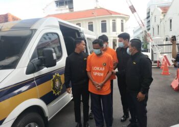 SEORANG pengarah syarikat dan pengarah landskap di sebuah agensi kerajaan tiba ke Kompleks Mahkamah Pulau Pinang di George Town, Pulau Pinang dengan diiringi oleh beberapa anggota SPRM, hari ini.