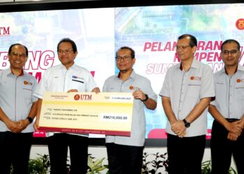 MOHD. SHAFRY Mohd. Rahim (tiga  dari kiri) menerima cek bernilai RM216,000 untuk Tabung Endowment UTM sempena Perutusan Naib Canselor di UTM Skudai, Johor Bahru.