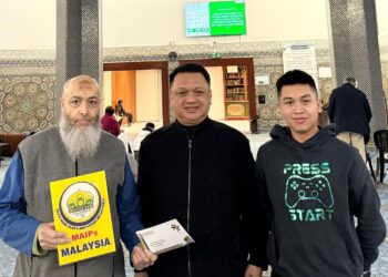 TUANKU Syed Faizuddin Putra Jamalullail menyampaikan sumbangan zakat MAIPs kepada The Islamic and Cultural Foundation of Ahl El Beit (S) sempena keberangkatan baginda ke Geneva, Switzerland baru-baru ini.-UTUSAN