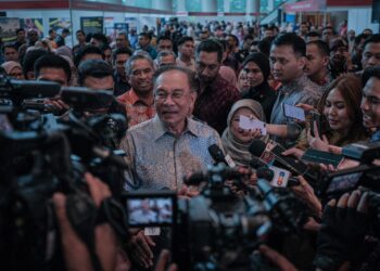 ANWAR Ibrahim selepas Majlis Peluncuran Pelaksanaan Pengauditan Syarikat Kerajaan di Putrajaya. - UTUSAN/FAIZ ALIF ZUBIR