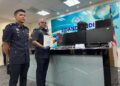 RAMLI Mohamed Yoosuf (kanan) menunjukkan barang rampasan ketika sidang akhbar di Ibu Pejabat JSJK, Menara KPJ, di sini hari ini.