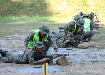 Pelatih memulakan sesi latihan dengan latihan pelarasan senjata ringan pada jarak 25 meter diikuti jarak 100 meter menggunakan raifal M16. UTUSAN/FARIZ RUSADIO