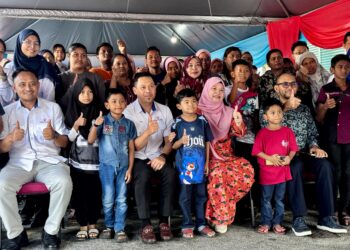 FADHLINA Sidek bersama penerima bantuan sumbangan kelengkapan sekolah sempena Program Ceria Ke Sekolah TNB 2025 di Nibong Tebal, Pulau Pinang, hari ini.-UTUSAN/SITI NUR MAS ERAH AMRAN