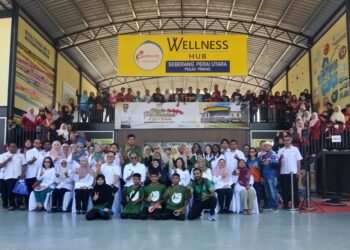 ZULKEFLY Ahmad (duduk, tengah) pada Majlis Perasmian dan Hari Terbuka Wellness Hub Seberang Perai Utara (SPU) di Klinik Kesihatan Sungai Dua, Butterworth, Pulau Pinang.-UTUSAN/IQBAL HAMDAN