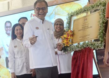 ZULKEFLY Ahmad (tengah) pada Majlis Perasmian dan Hari Terbuka Wellness Hub Seberang
Perai Utara (SPU) di Klinik Kesihatan Sungai Dua, Butterworth, Pulau Pinang.-UTUSAN/IQBAL HAMDAN