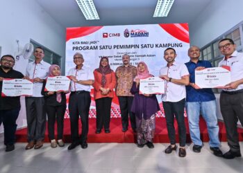 Novan Amirudin (tiga kanan) dan Amir Hamzah Azizan (lima kanan) bersama wakil penduduk  pada Majlis Pelancaran Program Santuni Madani di Program Perumahan  Rakyat (PPR)  di Pinggiran Bukit Jalil 2, Kuala Lumpur, semalam.