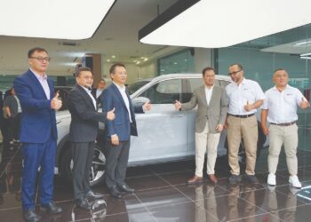 PENGARAH Urusan Kumpulan DRB-Hicom, Tan Sri Syed Faisal Albar (tiga, kanan) bersama Akkbar Danial (dua, kanan) dan Ketua Pegawai Eksekutif Proton, Dr. Li Chunrong (tiga, kiri) membuat lawatan selepas Majlis Pembukaan Ruang Pameran Pertama Proton e.MAS 7 di EON Glenmarie, baru-baru ini.