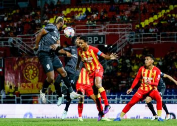 PEMAIN Selangor, Safuwan Baharudin mengeluarkan bola dari kawasan bahaya pada perlawanan Liga Super 2024/2025 Selangor menentang Sri Pahang, di Stadium Majlis Bandaraya Petaling Jaya, di sini hari ini. - UTUSAN/SHIDDIEQIIN ZON