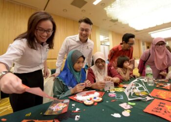 TAN Sze Chee (kiri) melihat hiasan yang dihasulkan kanak-kanak dari Porgram PKKO SK Bandar Sri Sendayan pada Sambutan Perayaan Tahun Baru Cina di d'Tempat Country Club, Bandar Sri Sendayan, Seremban. 