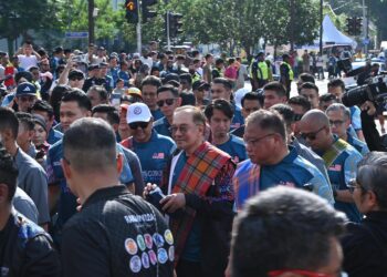 PERDANA Menteri, Datuk Seri Anwar Ibrahim ketika hadir merasmikan acara Malaysia Sarong Music Run 2025 di perkarangan KLCC di sini hari ini. UTUSAN/SYAKIR RADIN