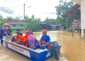 ANGGOTA Angkatan Pertahanan Awam membantu memindahkan mangsa banjir yang terjejas di Membakut, Sabah.