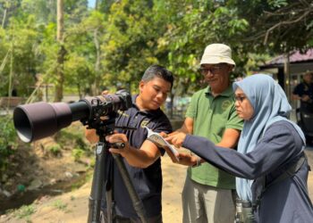 SHAIFUL Azhar Abu Bakar (tengah) bersama ahli pasukan menjalankan aktiviti mencerap burung di Taman Rimba, Bukit Mertajam, Pulau Pinang hari ini.-UTUSAN/SITI NUR MAS ERAH AMRAN