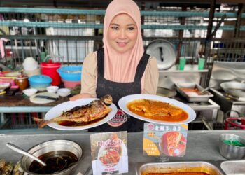 MAZURA Jaafar menunjukkan ikan cencaru sumbat dan kari kepala ikan yang dijual di Restoran Teruna Ikan Bakar, Alor Setar, Kedah. - UTUSAN/JAMLIAH ABDULLAH