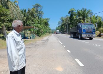 K. MARAPPAN melihat keadaan jalan antara Sungai Gadut, Seremban ke Pedas, Rembau, Negeri Sembilan yang perlu dinaik taraf kepada empat lorong. - UTUSAN/NOR AINNA HAMZAH