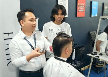 TENAGA pengajar Hillmen Hair Academy memberikan latihan teknik guntingan rambut kepada para peserta di Melaka.