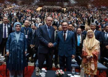 Perdana Menteri, Datuk Seri Anwar Ibrahim bersalaman dengan Presiden Turkiye, Recep Tayyip Erdogan selepas Syarahan Umum di Pusat Konvensyen Antarabangsa Putrajaya (PICC) - UTUSAN/FAISOL MUSTAFA