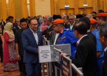 ANWAR Ibrahim ketika hadir perhimpunan bulanan bersama warga Jabatan Perdana Menteri (JPM) di Putrajaya. - UTUSAN/FAISOL MUSTAFA