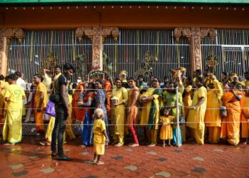 PENGANUT agama Hindu melakukan upacara keagamaan sempena perayaan Thaipusam di Kuil Sri Subramaiya Swami Devasthanam di Sungai Petani hari ini. - UTUSAN/ SHAHIR NOORDIN