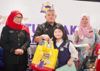 RAIS Yasin menyampaikan sumbangan peralatan sekolah pada program kembali ke sekolah sempena Sambutan Hari Perbandaran MPHTJ di Pengkalan Batu, Melaka.