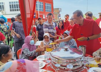 AMINUDDIN Harun (kanan) menyampaikan angpau kepada tetamu Majlis Perasmian Agropoint Bukit Pelandok, Port Dickson hari ini. FOTO/ NOR AINNA HAMZAH 