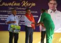 SAIFUDDIN Nasution Ismail menyampaikan sumbangan kepada prospek terpilih pada Majlis Ramah Mesra Bersama Prospek dan Keluarga Sempena Sambutan Hari Thaipusam di Penjara Sungai Petani, hari ini. - UTUSAN/ SHAHIR NOORDIN