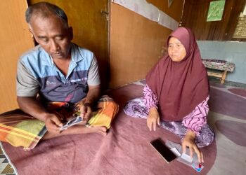 NAZIROH Saad di samping adiknya, Saiful ketika ditemui di rumah mereka di Kampung Kuala Lanjut Bukit Lada, Pokok Sena.