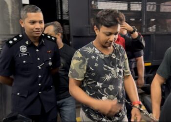 MUHAMMAD Ihsan (tengah) ketika tiba di Mahkamah Majistret Butterworth, Pulau Pinang hari ini.-UTUSAN/SITI NUR MAS ERAH AMRAN