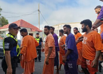 SEBAHAGIAN daripada 10 orang lelaki yang dihadapkan ke Mahkamah Majistret Bahau, Jempol hari ini atas pertuduhan bersama merusuh di hadapan sebuah kedai minggu lalu.