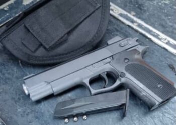 PISTOL tiruan yang dirampas daripada suspek