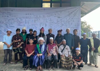 BARKATULLAH Mohd. Bahari (belakang, tujuh dari kiri) bersama guru silat, ketua kampung dan ulama di Masjid Hijau Chenor Kampung Pantai, Maran, Pahang. -UTUSAN/SALEHUDIN MAT RASAD