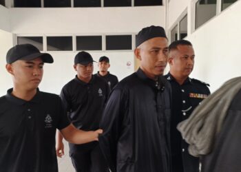 TERTUDUH mengaku bersalah di Mahkamah Sesyen, Kota Tinggi, Johor atas pertuduhan melakukan amang seksual fizikal terhadap anak muridnya.