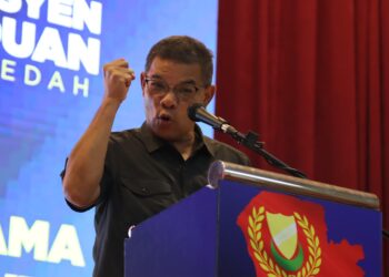 SAIFUDDIN Nasution Ismail ketika menyampaikan ucaptama pada Konvensyen Perpaduan Negeri Kedah di Sungai Petani. - UTUSAN/ SHAHIR NOORDIN