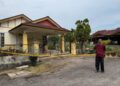 MOHD. Aqif Zamri menunjukkan rumah suspek yang mengamuk dan menetak anggota polis di Taman Seri Astana, Sungai Petani di sini.