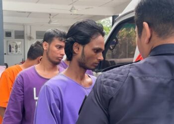 SUSPEK utama (tiga dari kanan) bersama lima warga asing yang dipercayai terlibat dalam kes pembunuhan seorang lelaki warga Nepal ketika dibawa untuk disambung tahanan reman di Mahkamah Majistret Batu Pahat hari ini.