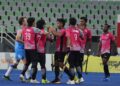 FAIZAL Saari (tengah) membantu Pasukan Hoki Terengganu (THT) menumpaskan Matador Hockey Club (MHT), hari ini.