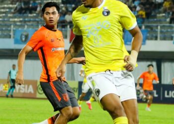 PEMAIN Penang FC, Rodrigo Dias (kanan) cuba melepasi kawalan seorang pemain Kuching City FC dalam saingan Liga Super di Stadium Bandaraya, Pulau Pinang malam ini.-GAMBAR/PENANG FC