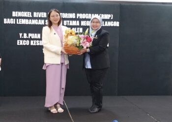 JAMALIAH Jamaluddin menerima cenderahati daripada Pemangku Pengarah LUAS, Haslina Amer (kanan) selepas merasmikan bengkel River Monitoring Program di Shah Alam, semalam.