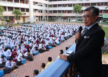 WAN Sajiri Wan Hassan berucap semasa meninjau sesi hari pertama persekolahan di Sekolah Menengah Kebangsaan (SMK) Saujana Indah, Nibong Tebal, Pulau Pinang.-UTUSAN/IQBAL HAMDAN