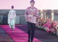 Kemeja Batik lengan panjang dengan kolar mandarin beri sentuhan kelainan.