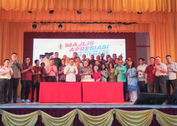 STEVEN Sim (depan, tengah) bersama Lim Kit Siang pada majlis makan malam bagi meraikan veteran DAP itu di GeorgE Town, Pulau Pinang, Sabtu lalu.-GAMBAR/FACEBOOK STEVEN SIM CHEE KEONG