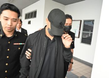 Mohamad Faqih Mustapha ketika dibawa ke Mahkamah Sesyen, 
Ayer Keroh, Melaka atas pertuduhan meminta dan menerima suapan. 
– UTUSAN/MUHAMMAD SHAHIZAM TAZALI