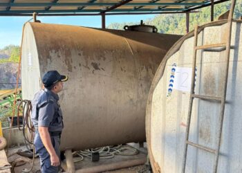 ANGGOTA KDPN Kelantan melakukan pemeriksaan ke atas sebuah tangki selepas menyerbu sebuah kawasan perlombongan bijih besi haram di Kampung Pasir Era, Kuala Nal, Kuala Krai, Kelantan-IHSAN KPDN KELANTAN.