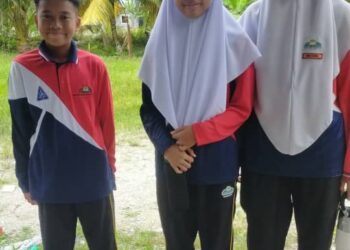 NUR Myesha Aleena Abdullah (tengah) bersama Damia Aleena (kanan) dan  sepupunya di SMK Dato’ Mohd. Yunos Sulaiman, Pekan Nanas, Johor.