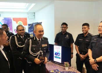 MOHD. Alwi Zainal Abidin (tengah) ketika hadir pada Majlis Pelancaran Kod QR Kesedaran Scam (Mini-App / Infographics) di Penang Golf Club Bukit Jambul, George Town, Pulau Pinang hari ini.