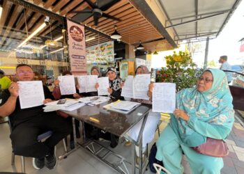 ROSLINA (dua kanan) bersama mangsa penipuan menunjukkan laporan polis yang dibuat mereka ketika sidang akhbar di Bangsar, di sini hari ini.