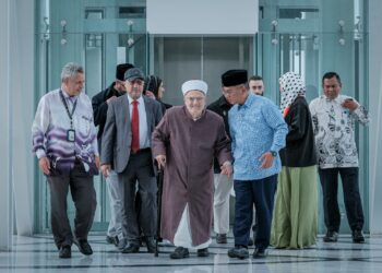 MOHD Na’im Mokhtar mengiringi  Imam Besar Masjid Al-Aqsa, Sheikh Dr. Ekrima Sa'id Sabri ketika menerima kunjungan hormat di pejabatnya di Putrajaya. - UTUSAN/FAIZ ALIF ZUBIR